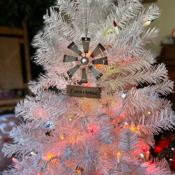 Vintage Rustic Farmhouse
Windmill Christmas Ornament - Picture 3 of 4